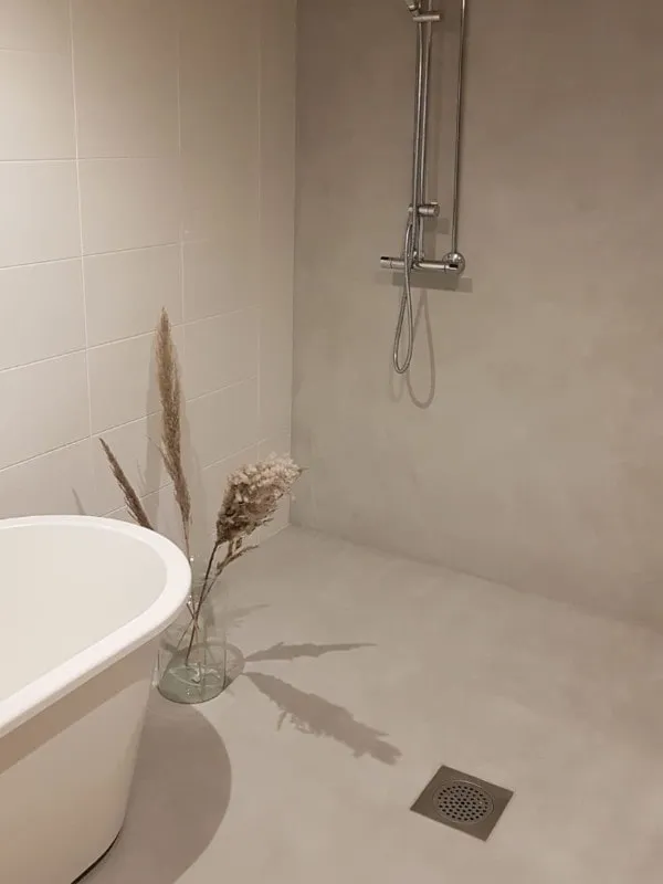 Pinnoite kaakelin päälle – helppo tapa uudistaa kylpyhuone ilman purkua